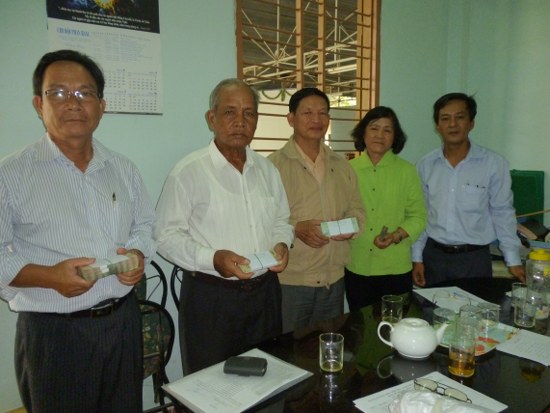 Trao tiền hổ trợ học bổng tại Nh&agrave; thờ HTTL Phan Rang Tỉnh Ninh Thuận ng&agrave;y 27-11-2012 cho BĐD HTTL c&aacute;c Tỉnh Kh&aacute;nh H&ograve;a, Ninh Thuận, B&igrave;nh Thuận, B&agrave; Rịa Vũng T&agrave;u.   