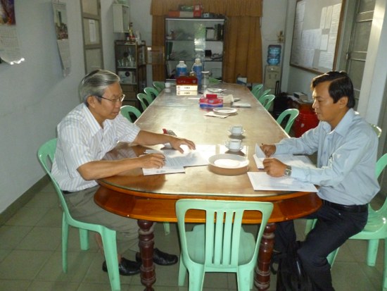 Trao tiền hổ trợ học bổng tại Nh&agrave; thờ HTTL T&ocirc; Hiến Th&agrave;nh Tp.HCM ng&agrave;y 30-11-2012 cho BĐD HTTL Tp.Hồ Ch&iacute; Minh