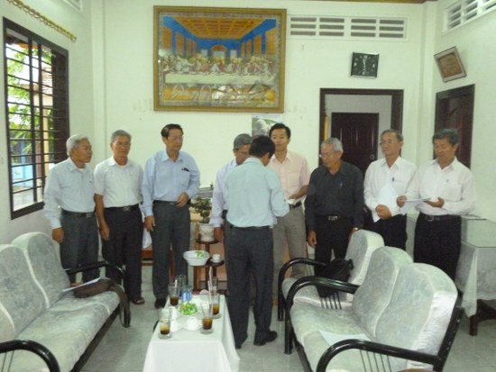 Trao tiền hổ trợ học bổng tại Nh&agrave; thờ HTTL Vĩnh Long Tỉnh Vĩnh Long ng&agrave;y 30-11-2012 cho BĐD HTTL c&aacute;c Tỉnh Long An, Tiền Giang, Vĩnh Long, Bến Tre, Đồng Th&aacute;p, Tp.Cần Thơ, An Giang, C&agrave; Mau.