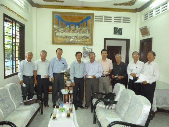 Trao tiền hổ trợ học bổng tại Nh&agrave; thờ HTTL Vĩnh Long Tỉnh Vĩnh Long ng&agrave;y 30-11-2012 cho BĐD HTTL c&aacute;c Tỉnh Long An, Tiền Giang, Vĩnh Long, Bến Tre, Đồng Th&aacute;p, Tp.Cần Thơ, An Giang, C&agrave; Mau.