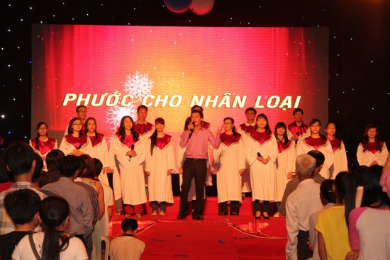 Ban h&aacute;t dẫn