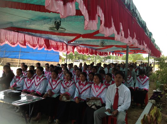 B&ecirc;n ngo&agrave;i nh&agrave; thờ