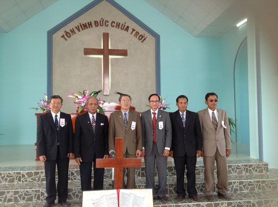 Mục sư Ya Tất c&ugrave;ng với l&atilde;nh đạo gi&aacute;o hội