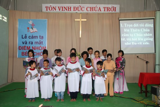 Ban h&aacute;t lễ của Điểm nh&oacute;m Thạnh Đức t&ocirc;n vinh Ch&uacute;a