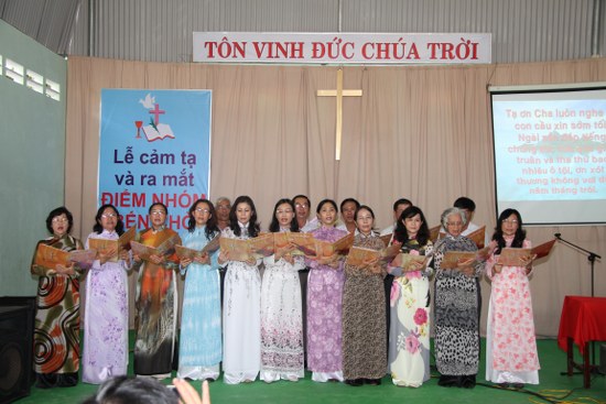 Ban h&aacute;t Chấp sự HT Gia Định t&ocirc;n vinh Ch&uacute;a