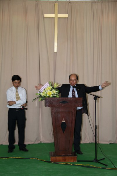 MS Đỗ Việt H&ugrave;ng cầu nguyện ch&uacute;c phước