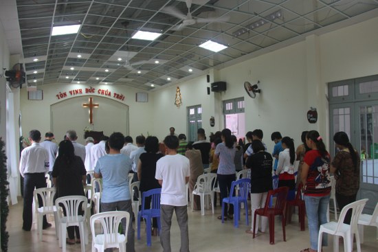 Con c&aacute;i Ch&uacute;a tại Ph&uacute; Quốc c&ugrave;ng nh&acirc;n sự của Ban tổ chức cầu nguyện cho chương tr&igrave;nh