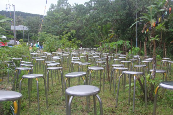 H&agrave;ng trăm chiếc ghế đ&atilde; được triển khai ra b&ecirc;n ngo&agrave;i