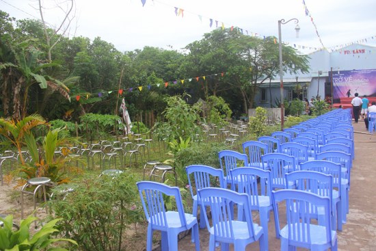 H&agrave;ng trăm chiếc ghế đ&atilde; được triển khai ra b&ecirc;n ngo&agrave;i
