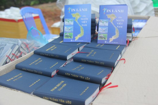 Kinh Th&aacute;nh v&agrave; truyền đạo đơn đ&atilde; được chuẩn bị tặng cho th&acirc;n hữu