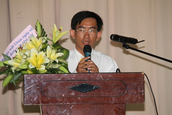 Thầy Phan Thế Lữ đọc quyết định th&agrave;nh lập Điểm nh&oacute;m