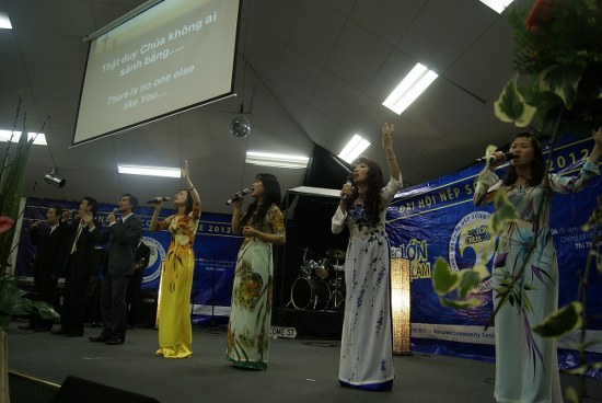 Ban h&aacute;t dẫn của Đại Hội Nếp Sống Mới 2012