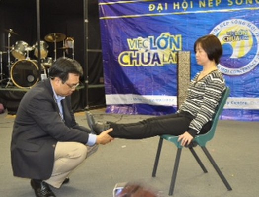 MS Huỳnh Quốc Kh&aacute;nh cầu nguyện chữa l&agrave;nh bệnh đau cột sống cho Chị Hồng &ndash; HT Nếp Sống Mới 