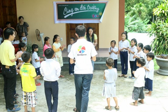 Vui chơi c&ugrave;ng c&aacute;c em thiếu nhi trong khu&ocirc;n vi&ecirc;n nh&agrave; thờ  của HTTL Kh&aacute;nh B&igrave;nh tại x&atilde; Qu&ecirc; Ninh - Huyện N&ocirc;ng Sơn - Quảng Nam