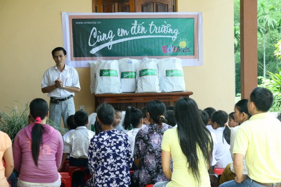 Thầy Nguyễn Thiện Dũng giới thiệu chương tr&igrave;nh Edukids "C&ugrave;ng Em Đến Trường" với qu&yacute; phụ huynh c&ugrave;ng c&aacute;c em thiếu nhi 