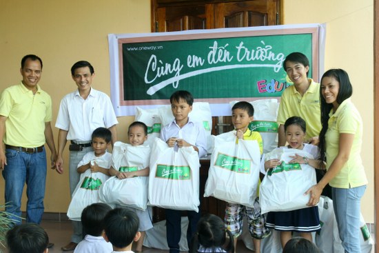 Edukids trao tặng qu&agrave; cho c&aacute;c em c&oacute; ho&agrave;n cảnh kh&oacute; khăn