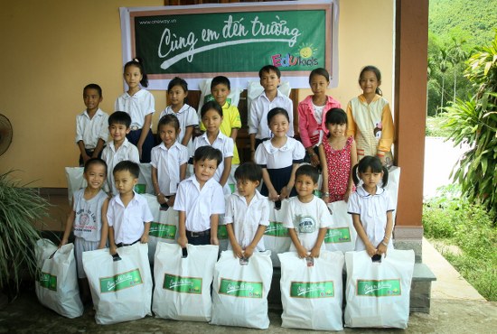 C&aacute;c em thiếu nhi c&oacute; ho&agrave;n cảnh kh&oacute; khăn tại x&atilde; Quế Ninh - huyện N&ocirc;ng Sơn nhận qu&agrave; từ Edukids