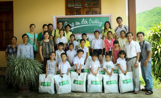 C&aacute;c em thiếu nhi c&oacute; ho&agrave;n cảnh kh&oacute; khăn tại x&atilde; Quế Ninh - huyện N&ocirc;ng Sơn nhận qu&agrave; từ Edukids