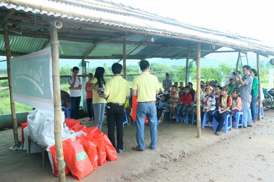 Tặng qu&agrave; cho c&aacute;c em thiếu nhi c&oacute; ho&agrave;n cảnh kh&oacute; khăn tại x&atilde; Sơn Vi&ecirc;n, huyện N&ocirc;ng Sơn, tỉnh Quảng Nam