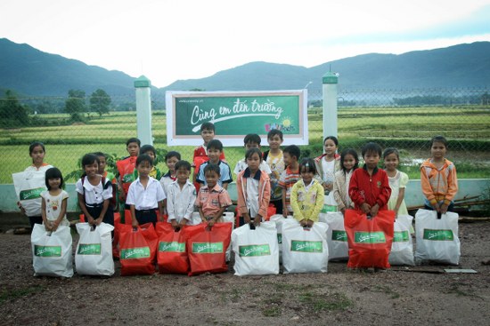 C&aacute;c em thiếu nhi nhận qu&agrave; từ chương tr&igrave;nh Edukids tại x&atilde; Sơn Vi&ecirc;n, huyện N&ocirc;ng Sơn, Quảng Nam