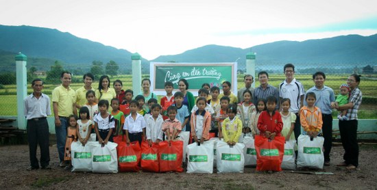 C&aacute;c th&agrave;nh vi&ecirc;n Edukids chụp h&igrave;nh lưu niệm c&ugrave;ng với c&aacute;c em