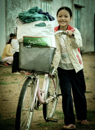 Ra về với những m&oacute;n qu&agrave; tr&ecirc;n tay