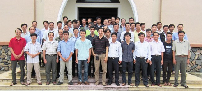 C&aacute;c học vi&ecirc;n c&ugrave;ng BTC chụp h&igrave;nh lưu niệm