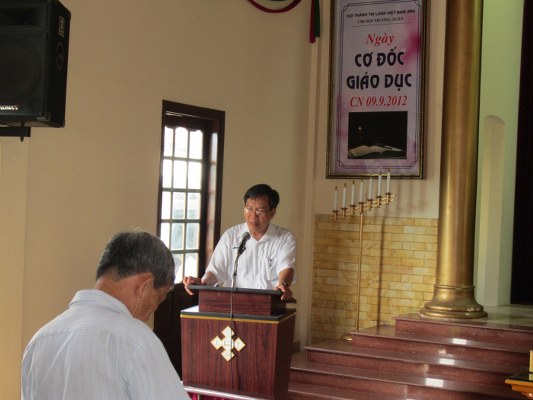 Mục sư V&otilde; Đ&igrave;nh Đ&aacute;n cầu nguyện d&acirc;ng kh&oacute;a huấn luyện l&ecirc;n cho Ch&uacute;a.