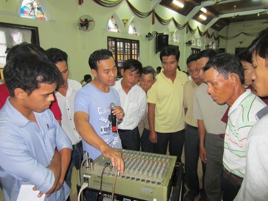 C&aacute;c học vi&ecirc;n thực h&agrave;nh tr&ecirc;n c&aacute;c thiết bị &acirc;m thanh