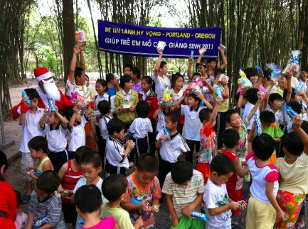 Cac_em_be_mo_coi_o_Thien_Binh_mung_ro_voi_qua_Ong_Gia_Noel_Resized