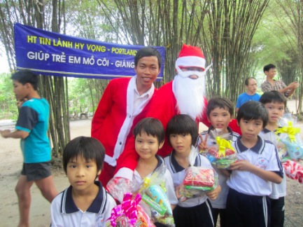 Cac_em_o_Thien_Binh_voi_qua_Giang_Sinh_Resized