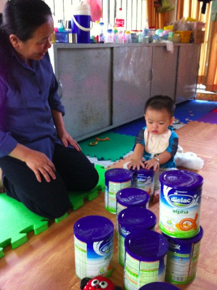 Co_Pho_Giam_Doc_TT_Thien_Binh_va_be_mo_coi_Nguyen_Anh_Tuan_Co_truc_tiep_nhan_chau_ve__khi_bi_bo_roi_o_nha_tro_cong_nhan__Resized