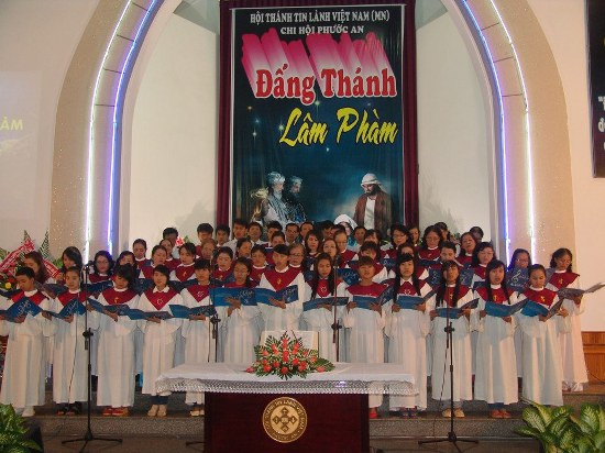 Ban h&aacute;t lễ Hội Th&aacute;nh Phước An t&ocirc;n vinh Ch&uacute;a