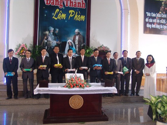 Ban trị sự Hội Th&aacute;nh c&ugrave;ng &ocirc;ng b&agrave; MSQN