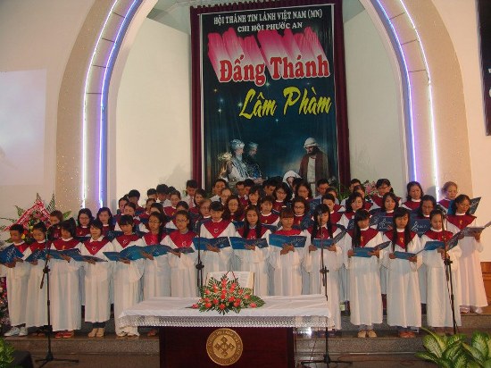 C&aacute;c ban h&aacute;t trong Hội Th&aacute;nh lần lượt d&acirc;ng l&ecirc;n Ch&uacute;a m&oacute;n qu&agrave; từ tấm l&ograve;ng biết ơn, cảm tạ