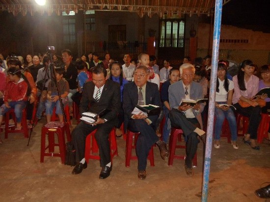 B&ecirc;n cạnh đ&oacute;, c&aacute;c chi ph&aacute;i trong Hội Th&aacute;nh cũng đ&atilde; tổ chức lễ kỷ niệm Cứu Ch&uacute;a Gi&ecirc;-xu gi&aacute;ng sinh tại c&aacute;c khu vực