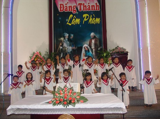 Ban Ấu nhi t&ocirc;n vinh Ch&uacute;a