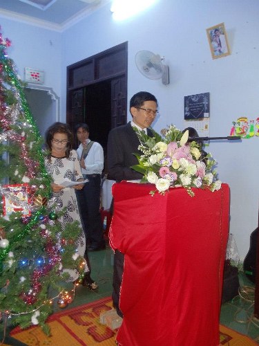 Mục sư L&ecirc; Đức T&iacute;nh - quản nhiệm Hội Th&aacute;nh H&ograve;a Thắng cũng đ&atilde; d&agrave;nh thời gian thờ phượng Ch&uacute;a c&ugrave;ng c&aacute;c chi ph&aacute;i tại Phước An
