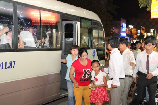 Xe đưa đ&oacute;n c&aacute;c th&acirc;n hữu đến tham dự truyền giảng