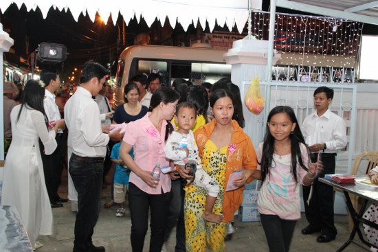 Tặng chứng đạo đơn cho c&aacute;c th&acirc;n hữu