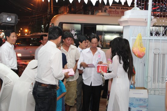 Tặng chứng đạo đơn cho c&aacute;c th&acirc;n hữu