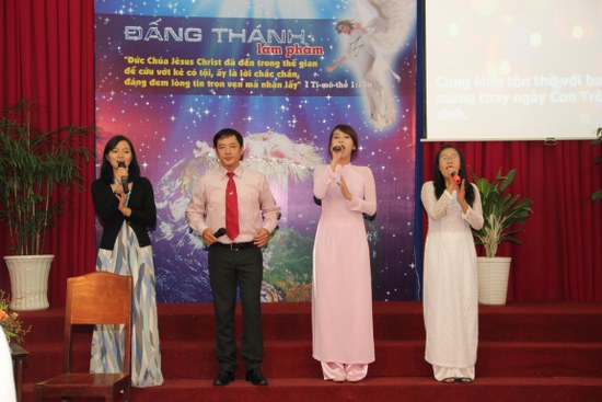 Ban h&aacute;t dẫn