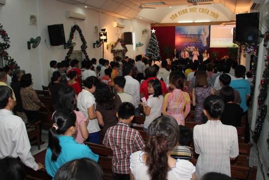 B&ecirc;n trong nh&agrave; thờ T&acirc;n Thuận