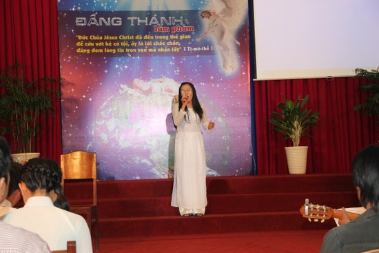 Anh Th&ugrave;y t&ocirc;n vinh Ch&uacute;a b&agrave;i h&aacute;t "Một Trời Thương"