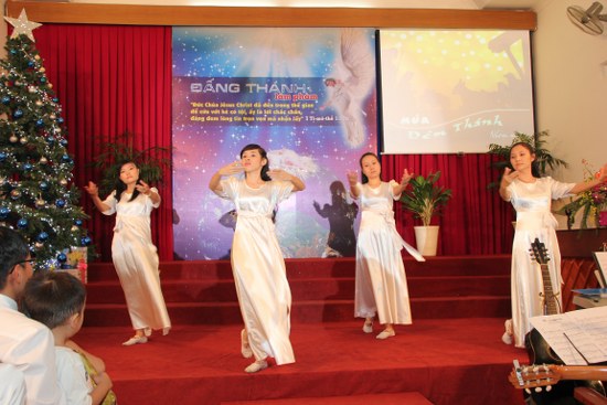Nh&oacute;m m&uacute;a với b&agrave;i h&aacute;t "Đ&ecirc;m Th&aacute;nh"
