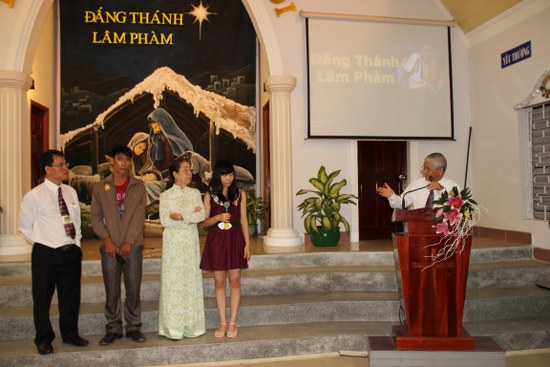MS Phan Ch&iacute; T&acirc;m hướng dẫn 2 th&acirc;n hữu cầu nguyện tin Ch&uacute;a