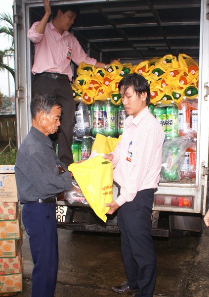 phát qùa, khám bệnh