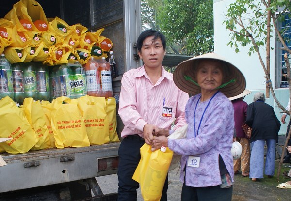 phát quà, khám bệnh