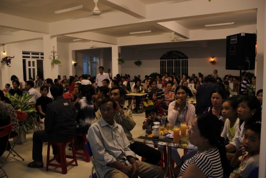 Gần 200 th&acirc;n hữu đ&atilde; c&oacute; mặt tại kh&aacute;n ph&ograve;ng để lắng nghe Ph&uacute;c &Acirc;m qua &acirc;m nhạc