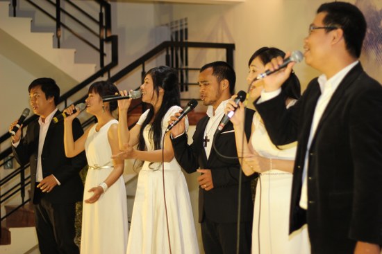 "Về B&ecirc;n Cha" với giai điệu vui tươi do tốp ca tr&igrave;nh b&agrave;y đ&atilde; kết th&uacute;c đ&ecirc;m nhạc của Ph&uacute;c &Acirc;m d&agrave;nh cho gần 200 th&acirc;n hữu
